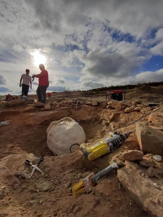 Investigadores en el sitio de excavación.  / Crédito: Foto de Felipe Pinheiro