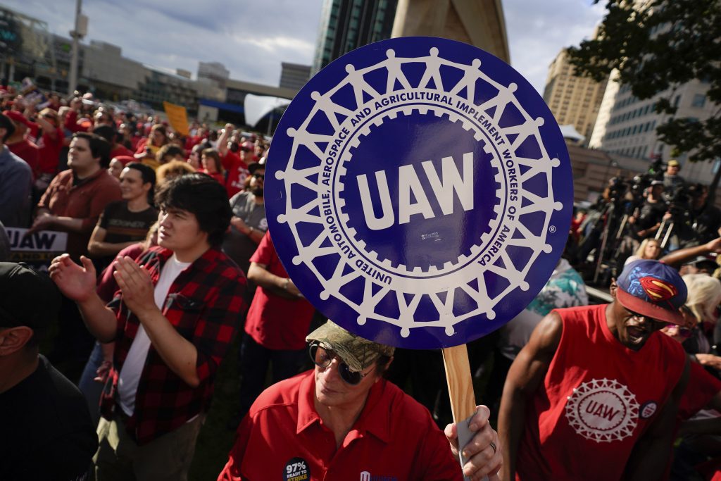 Los republicanos presionan a los demócratas para que actúen mientras explota la huelga del UAW en Michigan