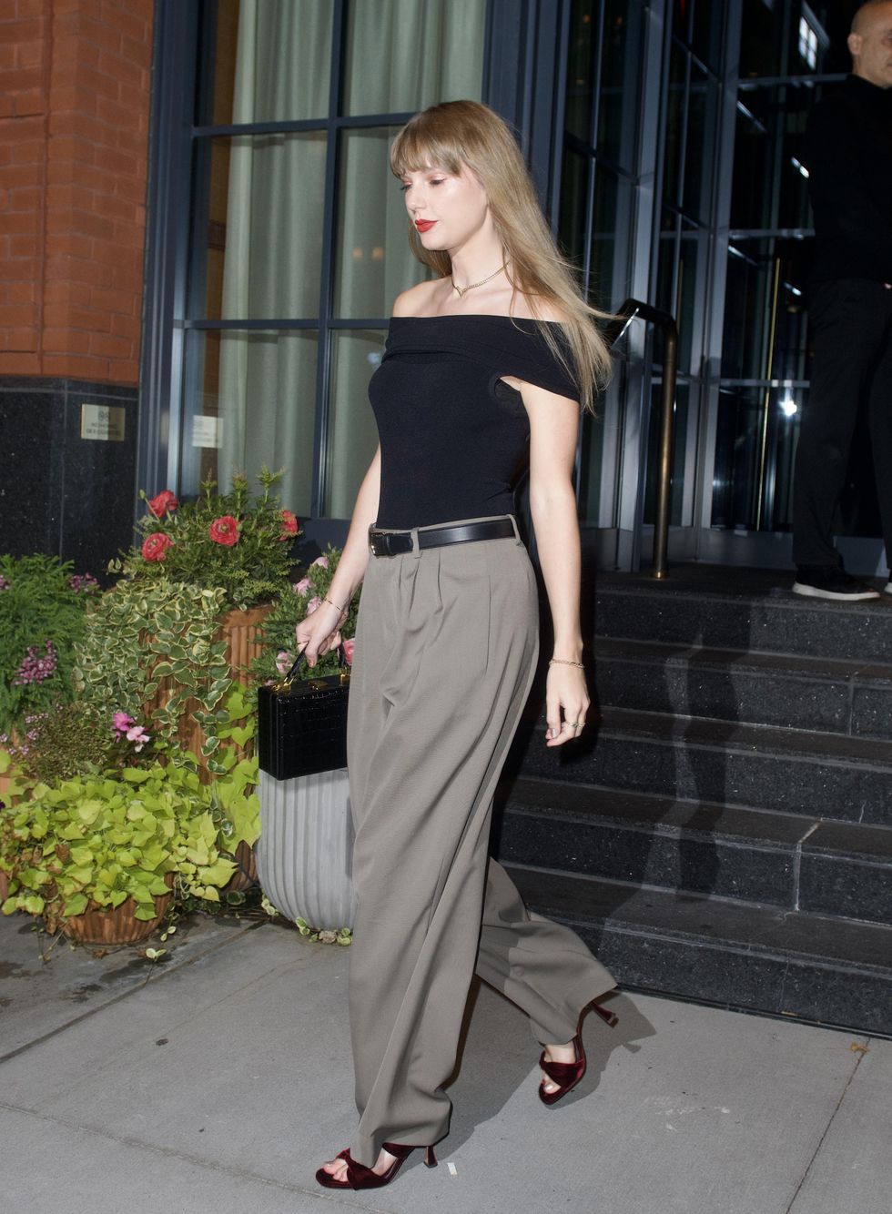 Nueva York, Nueva York, 21 de septiembre. Se ve a Taylor Swift saliendo del hotel Barrière Fouquets el 21 de septiembre de 2023 en Nueva York. Foto de Nueva York de Megagc Images