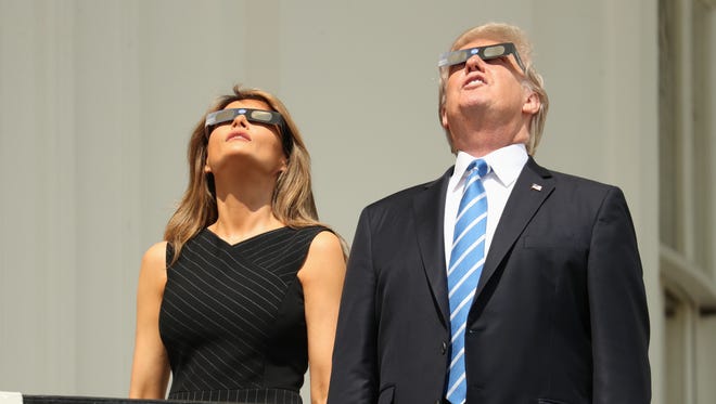 El presidente Trump y la primera dama Melania Trump se unieron a millones de estadounidenses que usaron gafas de seguridad mientras observaban el eclipse solar del 21 de agosto de 2017.