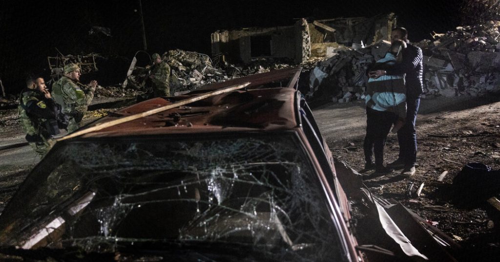 Funcionarios ucranianos dicen que un ataque ruso a una tienda del pueblo mata a más de 50 personas