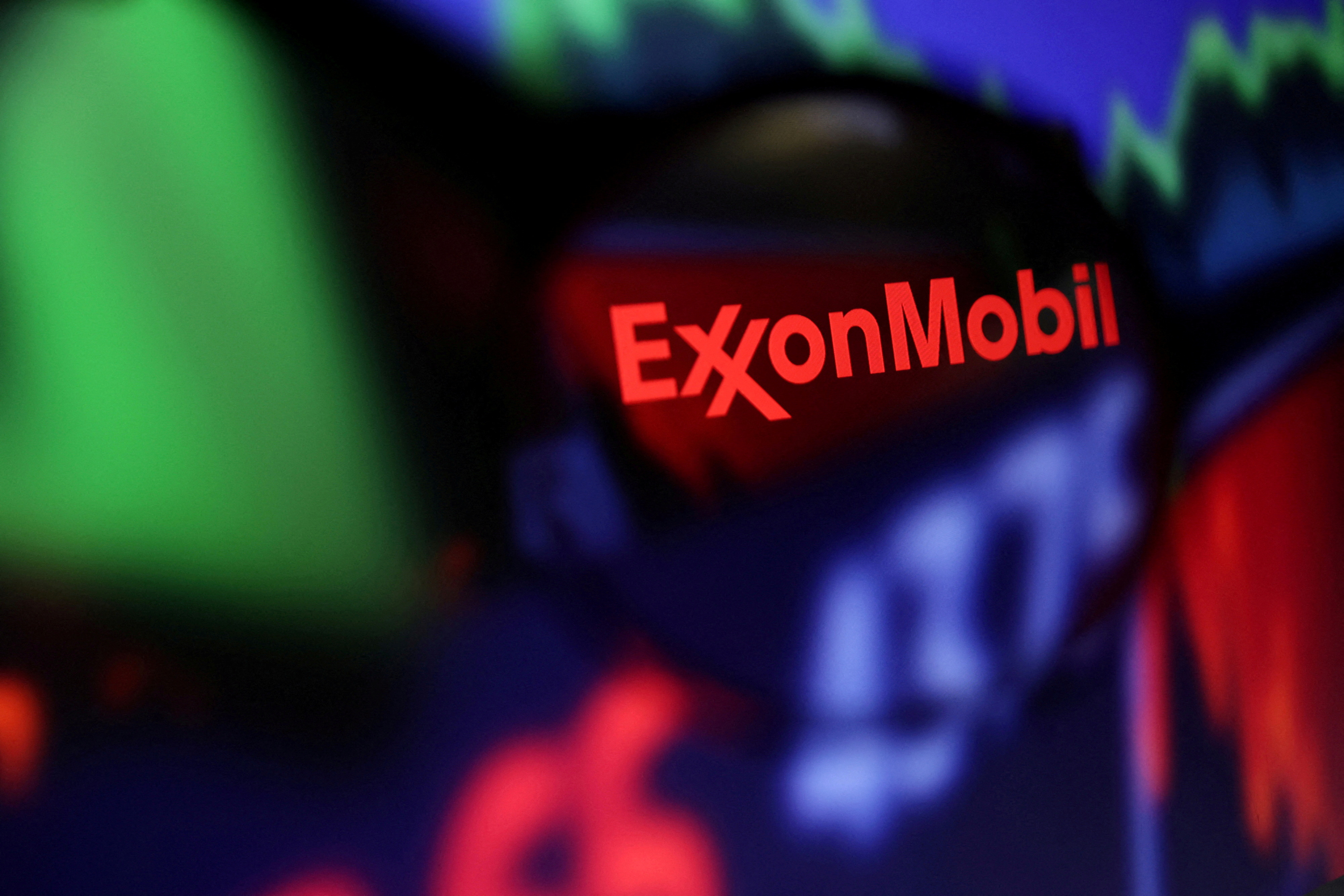 La ilustración muestra el logotipo de Exxon Mobil y un gráfico de cotizaciones.