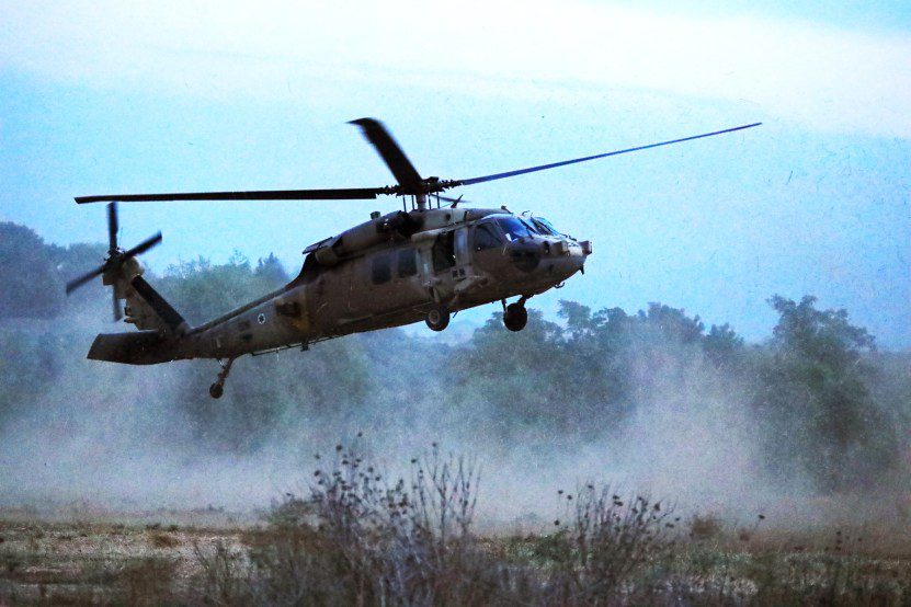SDEROT, ISRAEL - 7 DE OCTUBRE: Soldados israelíes heridos son trasladados en helicóptero a hospitales cercanos en Sderot, Israel, el 7 de octubre de 2023. La radio del ejército israelí dice que más de 100 israelíes han muerto y alrededor de 1.000 han resultado heridos en la última escalada con los palestinos. grupos.  (Foto de Saeed Qaq/Agencia Anadolu vía Getty Images)