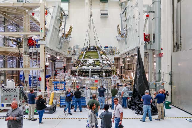El segundo módulo de servicio europeo se adjuntó al módulo de tripulación para formar la nave espacial Orion. 