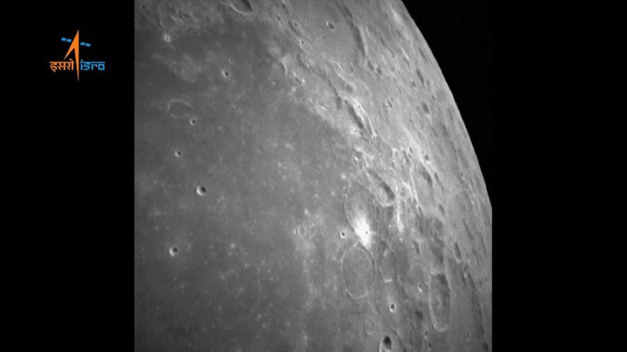 Esta imagen de un vídeo proporcionada por la Organización de Investigación Espacial de la India muestra la superficie lunar mientras la nave espacial Chandrayaan-3 se prepara para aterrizar el miércoles 23 de agosto de 2023. India se convirtió en el primer país en aterrizar una nave espacial cerca del polo sur de la luna.  Que, según los científicos, podría contener reservas vitales de agua congelada.  (ISRO vía AP)