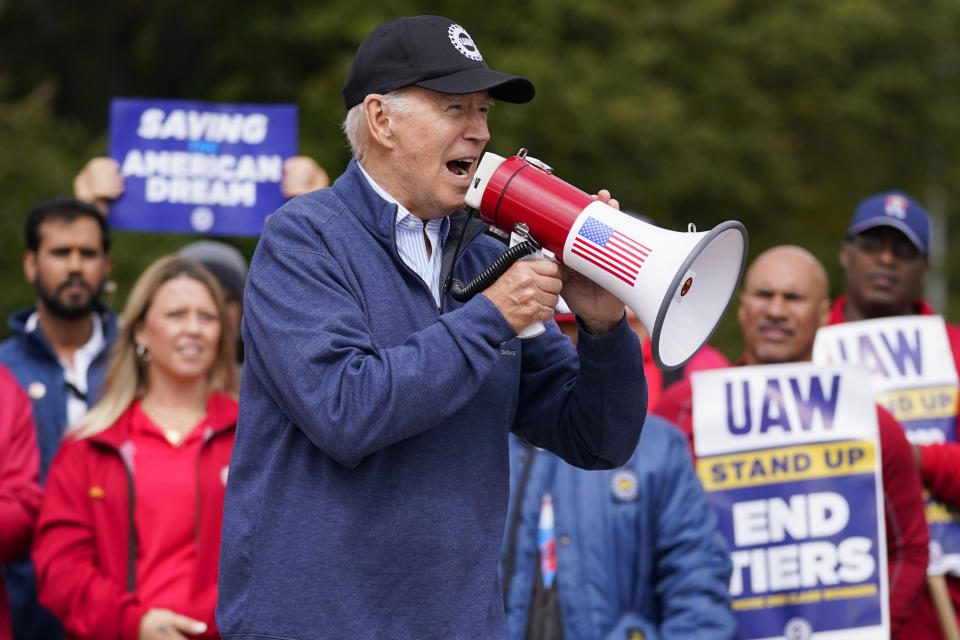 El presidente Joe Biden se une a un piquete en huelga de United Auto Workers, el martes 26 de septiembre de 2023, en Van Buren, Michigan (Foto AP/Evan Vucci)