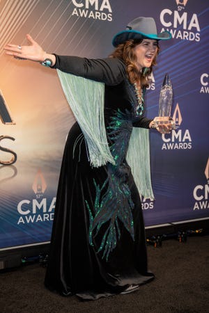 Jenny Fleenor celebra su premio al Músico del Año en el centro de prensa detrás del escenario.