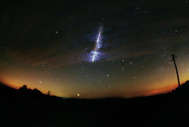 Esta fotografía de archivo de la NASA de noviembre de 2000 muestra un meteoro surcando el cielo durante la lluvia de meteoros Leónidas.  La Tierra choca cada año con esta trayectoria de escape cometario desigual, y las partículas golpean la atmósfera exterior de la Tierra y se queman.  Las estrellas fugaces de la lluvia de Leonidas parecen provenir del interior de la constelación de Leo.