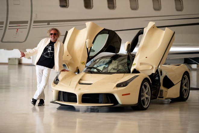 Sammy Hagar junto a su Ferrari LaFerrari 2015, un superdeportivo poco común (solo se fabricaron 499) que espera vender por tres veces su precio original de 1,5 millones de dólares en las subastas Barrett-Jackson del próximo enero.  El interior del coche se hizo a juego con su jet.