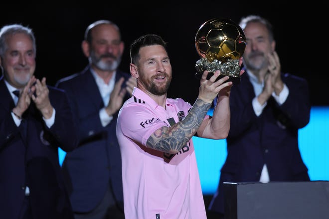 El delantero del Inter Miami Lionel Messi levantó el Balón de Oro antes del partido en una ceremonia celebrada el viernes por la noche.