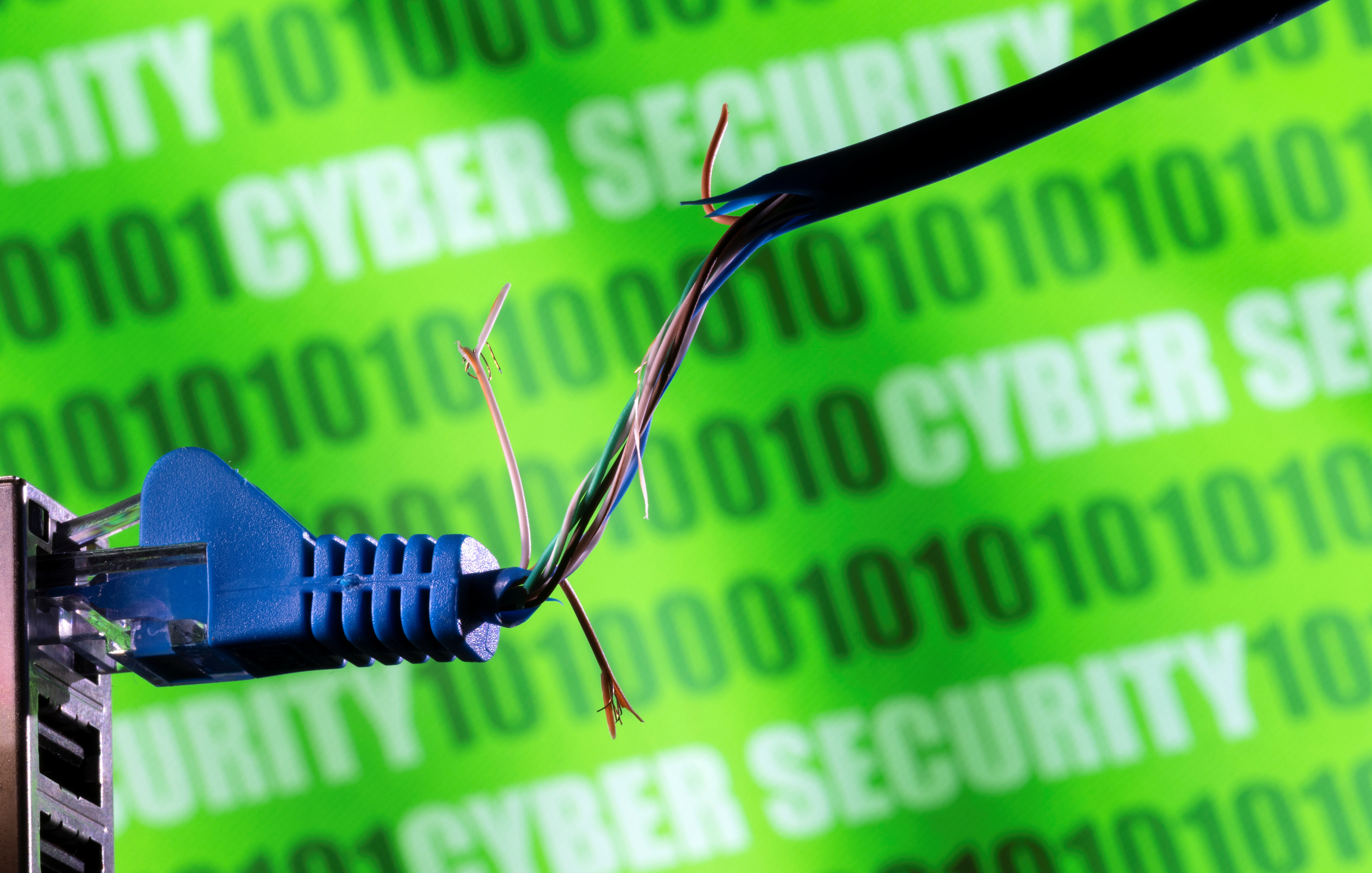 La ilustración muestra un cable Ethernet defectuoso, el código binario y las palabras "Seguridad Cibernética\