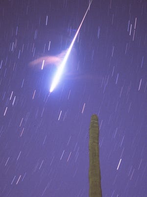 El meteorito Leónidas se quema al entrar en la atmósfera superior en las primeras horas de la mañana del 17 de noviembre de 1998. La exposición de 10 minutos también muestra el tren de humo que se extiende alrededor del meteorito.  La foto fue tomada en el Parque Estatal Lost Dutchman al este de Phoenix.