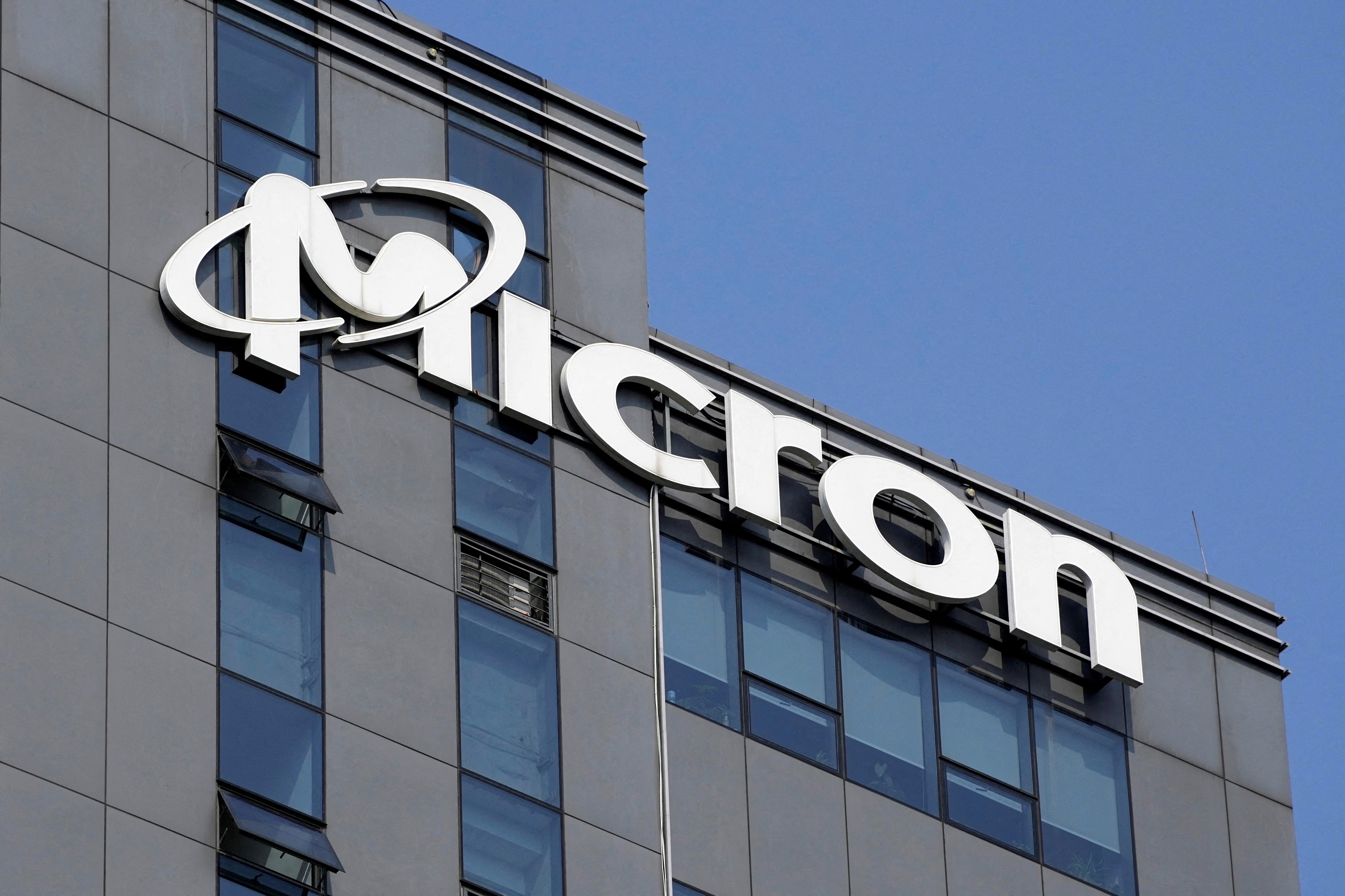 El logo de Micron Technology aparece en las oficinas del fabricante de chips estadounidense en Shanghai