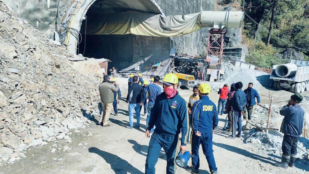 Los equipos de rescate excavan para llegar a 40 trabajadores atrapados en un túnel de carretera colapsado en el norte de la India