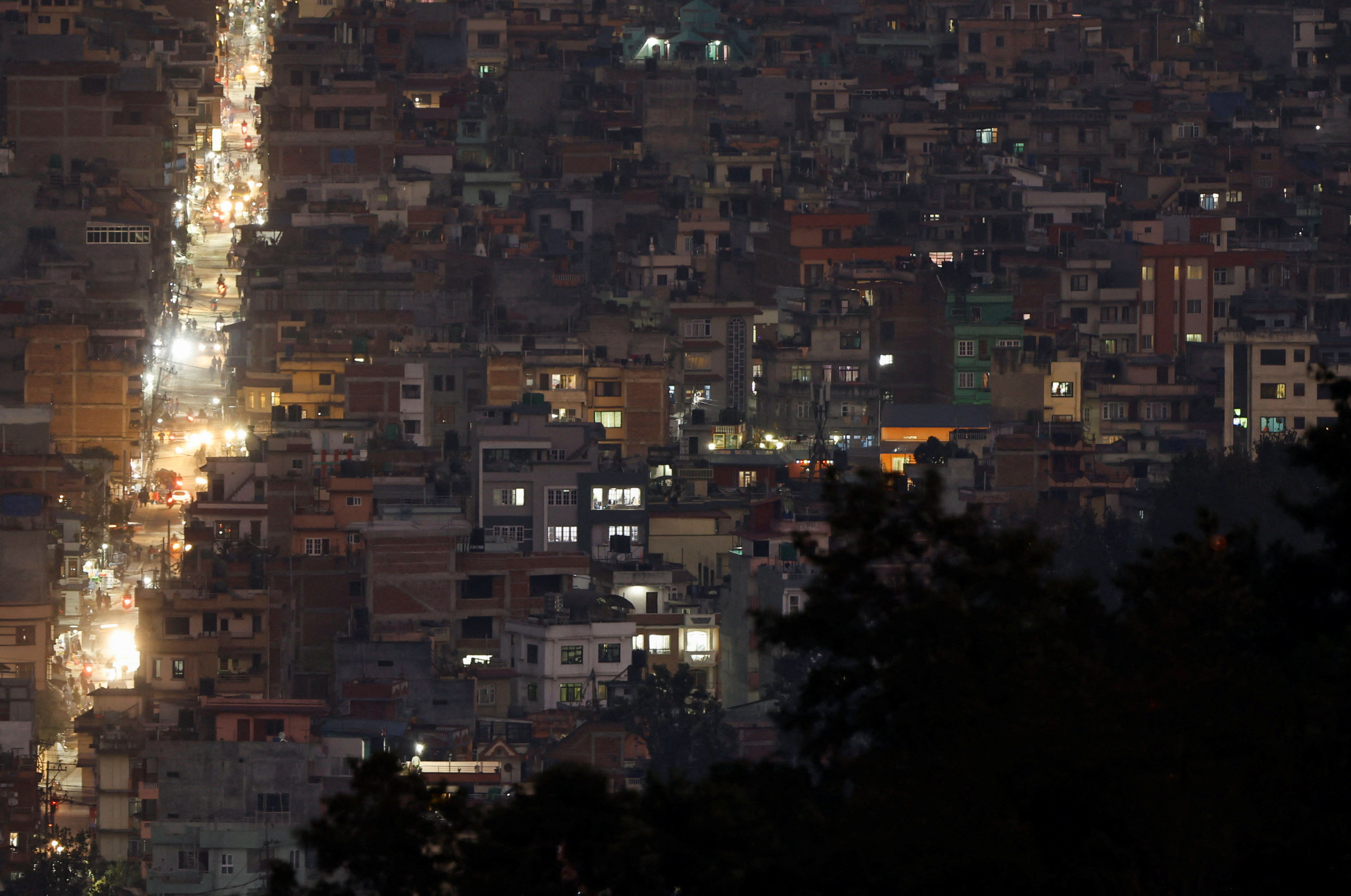 Una farola ilumina un grupo de edificios residenciales en Katmandú