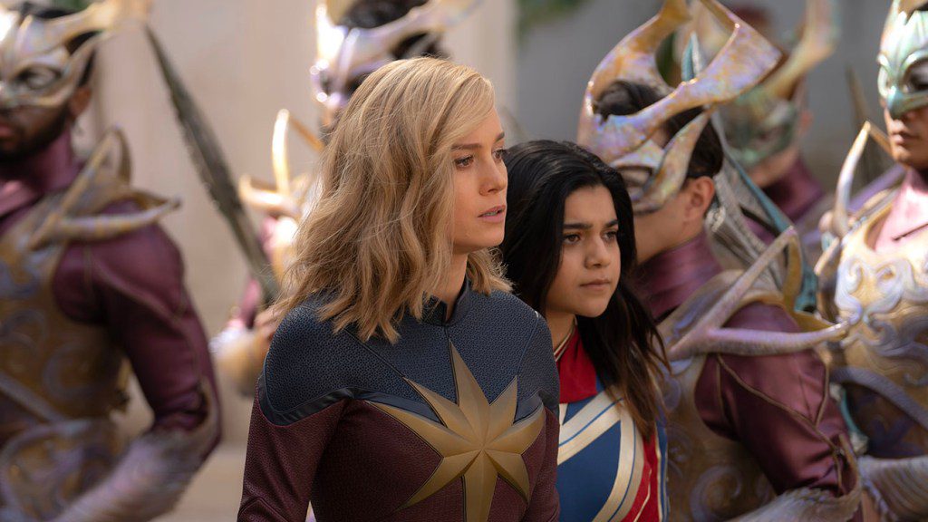 Brie Larson como Capitana Marvel/Carol Danvers e Iman Vellani como Ms. Marvel Kamala Khan en Marvels.