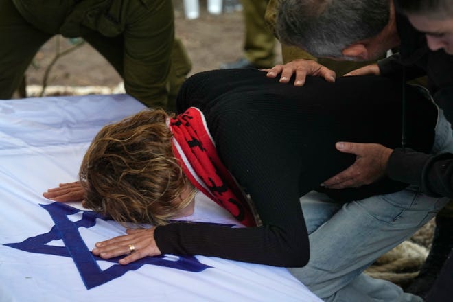 Adva Rosenblit está de luto por el funeral de su hijo, el sargento.  Gilad Rosenblit (21) en el Kibbutz Jinjar, en el norte de Israel, el 12 de noviembre de 2023. Murió durante una operación terrestre en la Franja de Gaza.
