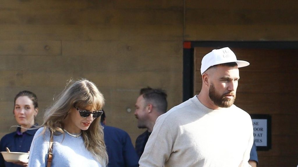 ¡Taylor Swift y Travis Kelce fueron vistos tomados de la mano en una cita para almorzar en Nobu Malibu!