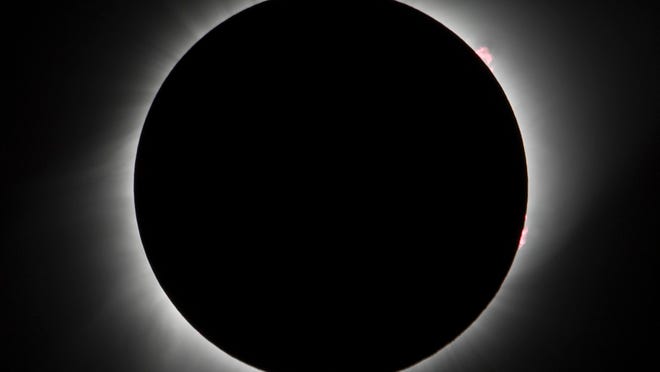 El eclipse no será el único evento raro en los cielos de Evansville el 8 de abril.