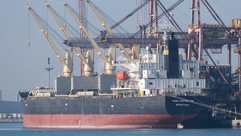 Ataque hutí: funcionarios estadounidenses dicen que miembros de la tripulación murieron por primera vez en un ataque a un barco comercial cerca de Yemen