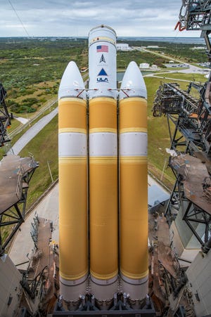 El último cohete Delta IV Heavy de United Launch Alliance fue elevado verticalmente en diciembre en el Complejo de Lanzamiento 37 en preparación para la misión NROL-70 de la Oficina Nacional de Reconocimiento.  (Crédito: United Launch Alliance)