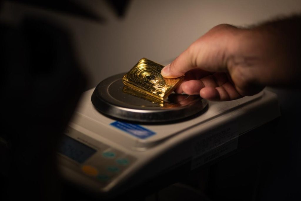 El oro supera los 2.200 dólares la onza por primera vez con el apoyo de Powell