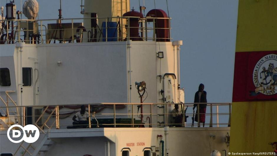 La Armada india arrebata un barco a piratas somalíes y rescata a su tripulación - DW - 16/03/2024