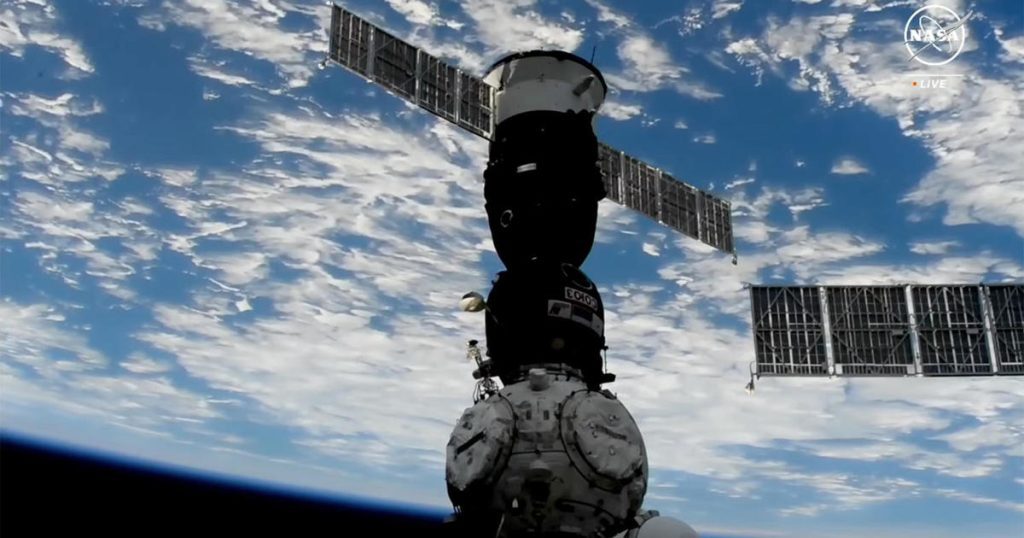 La nave espacial rusa Soyuz transporta una tripulación de 3 personas a la Estación Espacial Internacional