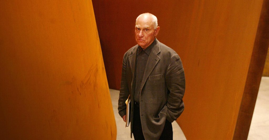 Richard Serra, quien reelaboró ​​extensamente la escultura, falleció a la edad de 85 años