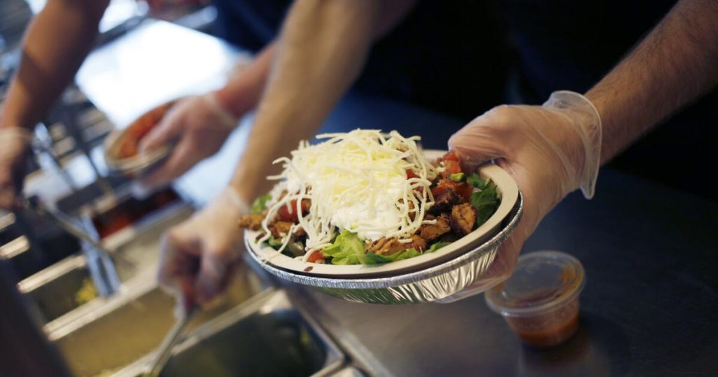 ¿Qué cadenas de comida rápida están subiendo los precios en California para pagar los salarios?