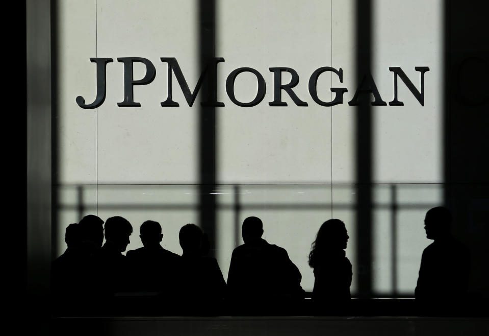 ARCHIVO - En esta fotografía de archivo del lunes 21 de octubre de 2013, se muestra el logotipo de JPMorgan Chase en su sede de Nueva York.  JPMorgan Chase dijo el martes 13 de julio de 2021 que las ganancias del segundo trimestre se duplicaron con respecto a hace un año, un reflejo de la mejora de la economía global y una disminución de los préstamos incobrables en su balance.  (Foto AP/Seth Wing, archivo)