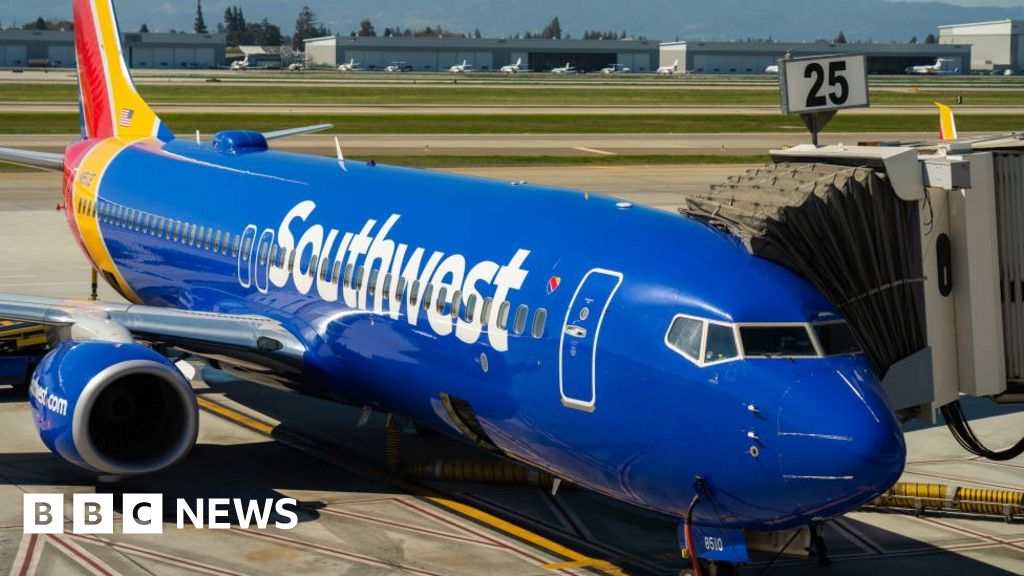 La cubierta del motor de un avión Boeing se cayó, lo que dio lugar a una investigación