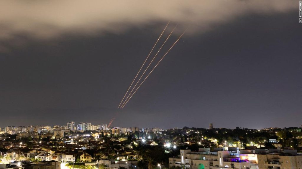 Israel intercepta ataques con drones iraníes y sopesa la respuesta, y la crisis de Gaza continúa
