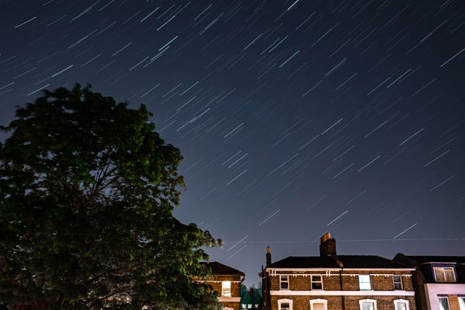 Las estrellas iluminan el cielo en una noche despejada en Forest Hill el 20 de abril de 2020 en Londres, Inglaterra, durante la lluvia de meteoritos Lyrid.  Se combinaron múltiples exposiciones en la cámara para producir esta imagen.