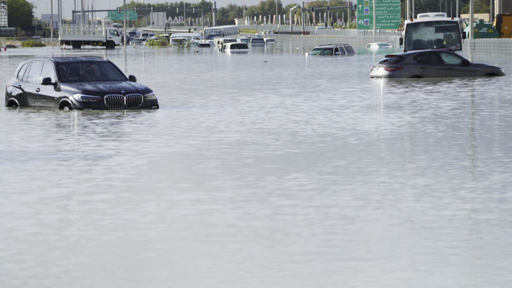 El aeropuerto de Dubái se inundó en cuestión de horas, ya que la tormenta provocó precipitaciones récord en los Emiratos Árabes Unidos.