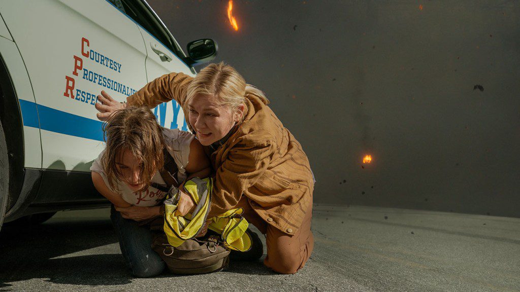 Cailee Spaeny y Kirsten Dunst en una película 