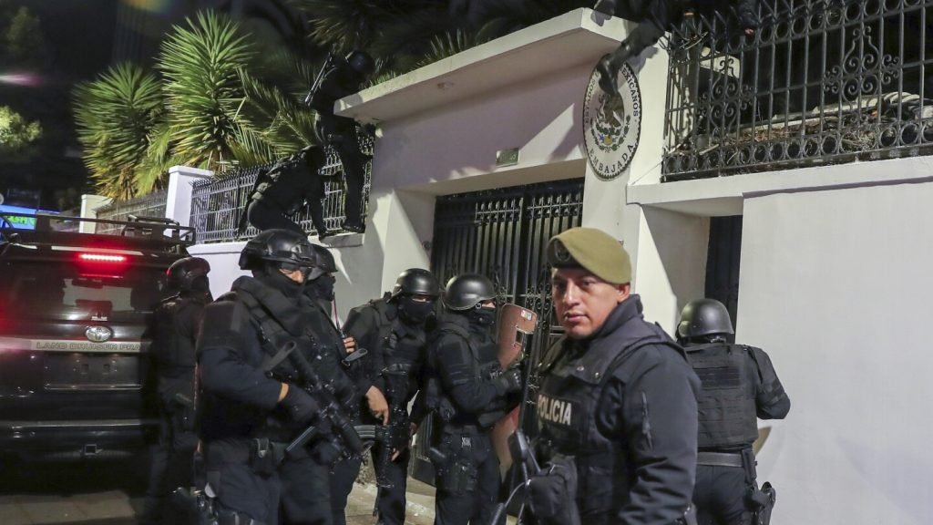 El presidente mexicano dijo que su país romperá relaciones diplomáticas con Ecuador luego de que la policía allanó la embajada