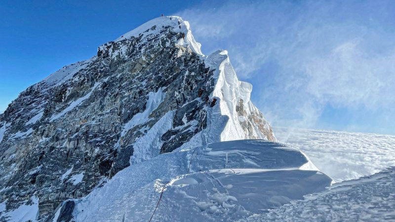 Hay innumerables cadáveres en el Monte Everest, entonces, ¿por qué cientos de escaladores se dirigen a la "Zona de la Muerte" esta primavera?