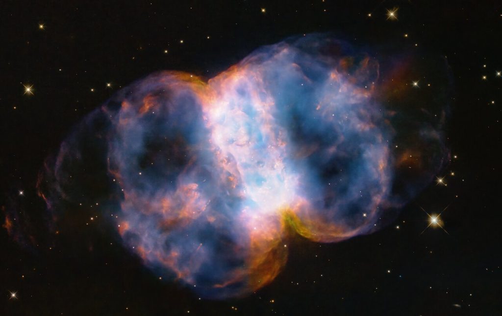 Hubble celebra su 34 aniversario con una mirada a la Nebulosa Pequeña Mancuerna