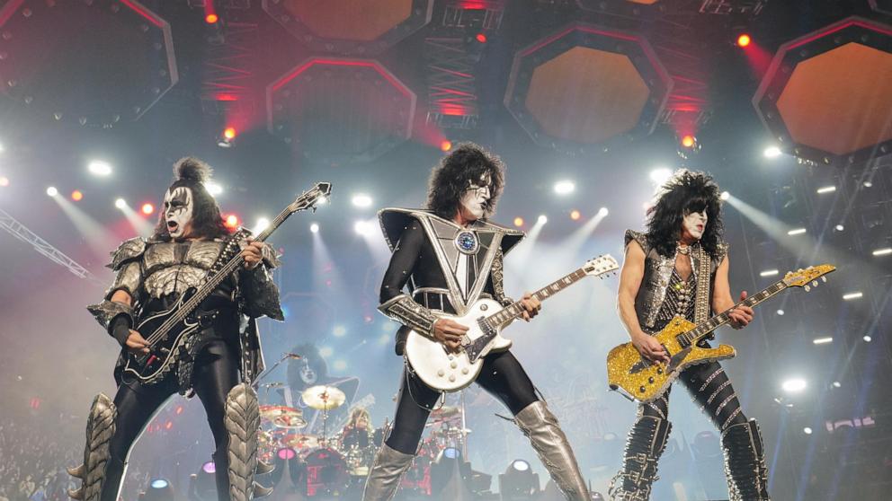 Kiss vende el catálogo, la marca y la propiedad intelectual.  Gene Simmons asegura a los fans que es una 'colaboración'