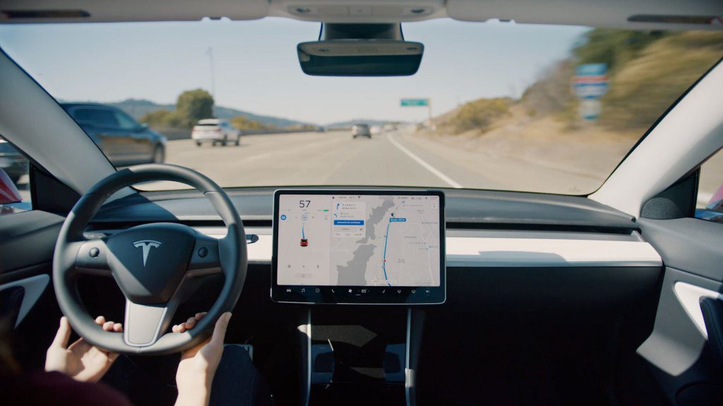 Vista del tablero de la pantalla del piloto automático de Tesla