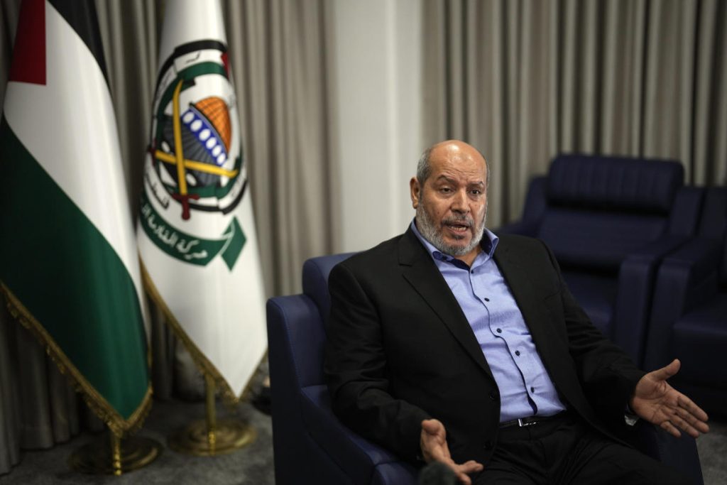 Un funcionario de Hamás dice que el movimiento depondrá las armas si se implementa la solución de dos Estados