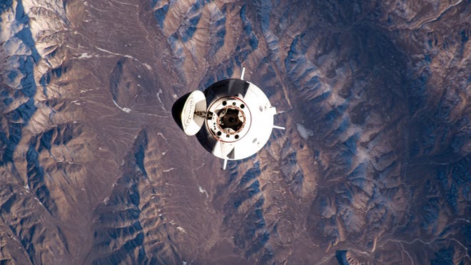 La nave espacial Dragon Freedom de SpaceX que transporta a la tripulación Ax-3 de cuatro personas se acerca a la Estación Espacial Internacional a 260 millas sobre China, al norte del Himalaya.