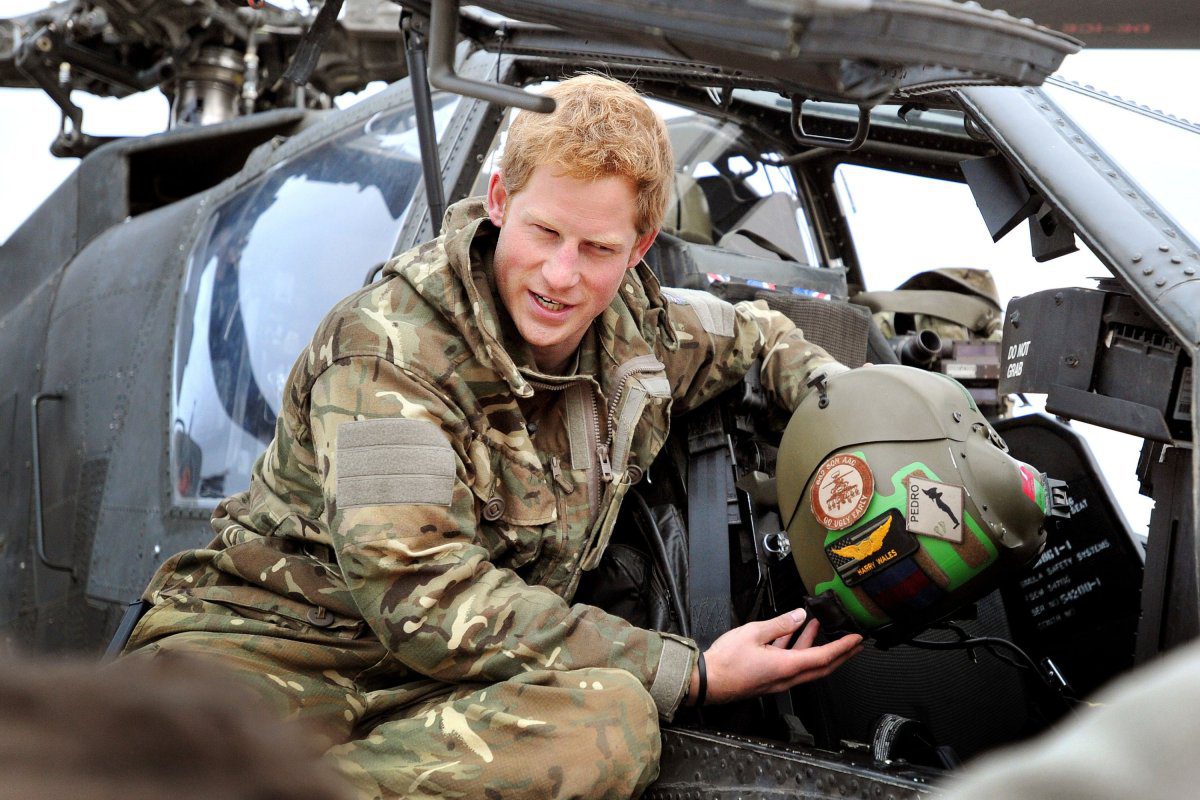 Príncipe Harry en un helicóptero Apache