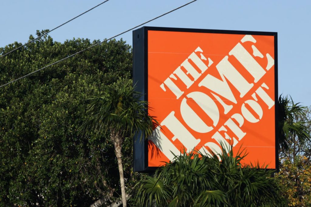 Las ganancias de Home Depot muestran signos de caída del consumo