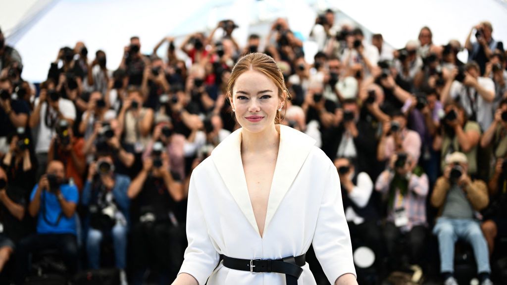 Emma Stone luce un minivestido de Louis Vuitton con cinturón llamativo en el Festival de Cine de Cannes