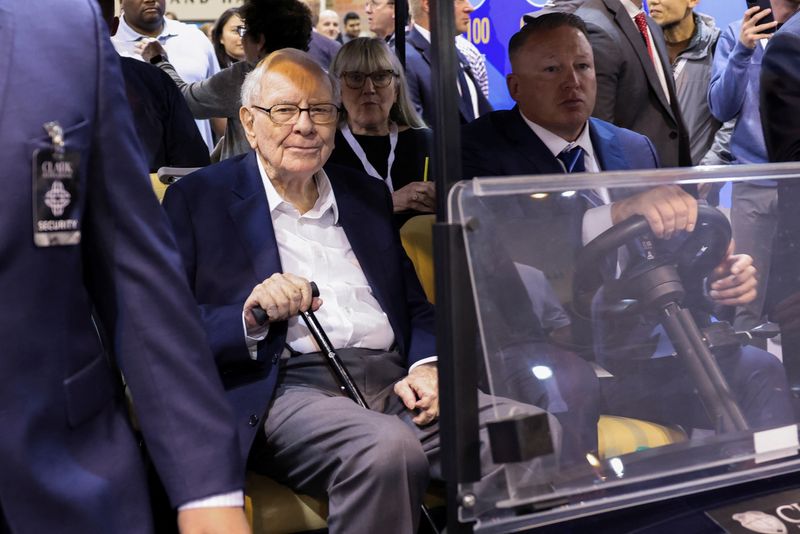 Buffett sube al escenario en la reunión de Berkshire, elogia a Munger y recorta su participación en Apple