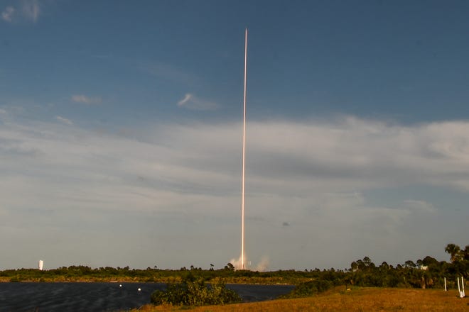 Un cohete SpaceX Falcon 9 que transporta satélites Starlink despega el domingo desde la Estación Espacial de Cabo Cañaveral.