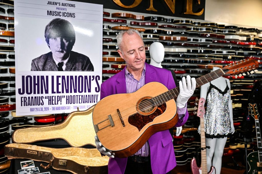 La guitarra perdida de John Lennon, que apareció en Help!, se vendió por la cifra récord de 2,8 millones de dólares.
