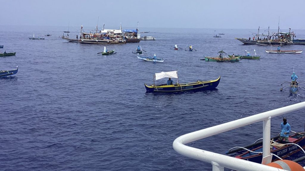 Mar de China Meridional: activistas y pescadores filipinos navegan con una flotilla de 100 barcos hacia bancos de arena en disputa